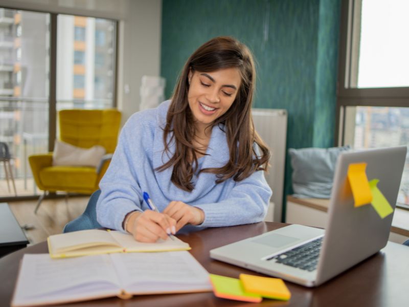 Jak uczyć się angielskiego przy pomocy newsów i programów edukacyjnych?