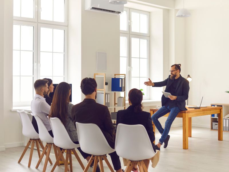 Jak zmotywować pracowników do nauki języków obcych? W dzisiejszym świecie znajomość języków obcych to nie tylko atut, ale często konieczność – zwłaszcza dla firm działających na międzynarodowych rynkach. Motywowanie pracowników do nauki języka może jednak stanowić wyzwanie, szczególnie gdy w codziennym napiętym harmonogramie brakuje miejsca na dodatkowe zajęcia. W Macarena’s World, gdzie z pasją uczymy języków obcych, oferujemy kursy językowe na wysokim poziomie, wspierając firmy i ich pracowników w osiąganiu językowych celów. Dlaczego warto inwestować w naukę języków obcych w firmie? Inwestowanie w rozwój językowy pracowników to decyzja, która przynosi korzyści zarówno firmie, jak i jej zespołowi. Oto kilka powodów, dla których warto zachęcać pracowników do nauki języków: większa efektywność w komunikacji międzynarodowej – pracownicy biegle władający językiem obcym mogą skuteczniej nawiązywać relacje z zagranicznymi klientami i partnerami, podniesienie kwalifikacji – znajomość języka to kompetencja, która podnosi wartość pracownika na rynku pracy, lepsza atmosfera w zespole – wspólne cele edukacyjne mogą sprzyjać budowaniu zespołowego ducha i motywacji. Jak skutecznie zmotywować pracowników do nauki języków obcych? Zmotywowanie pracowników do nauki języków może być bardziej efektywne dzięki kilku sprawdzonym strategiom. Oto sposoby, które pomagają zachęcić zespół do udziału w kursach językowych: dofinansowanie nauki języka - pracownicy chętniej podejmują się nauki, jeśli firma oferuje wsparcie finansowe. Dofinansowanie kursu lub pokrycie kosztów zajęć to skuteczny sposób na zachęcenie zespołu. ustalanie realistycznych celów - warto ustalić jasne cele edukacyjne – na przykład zdobycie poziomu B1 w ciągu roku. Małe, osiągalne cele zwiększają motywację i pozwalają śledzić postępy. organizacja kursów w godzinach pracy - zapewnienie kursów w czasie pracy może znacznie ułatwić regularne uczestnictwo. Nasze kursy językowe są dostosowane do potrzeb firm i mogą odbywać się zarówno w biurze, jak i online. nauka języka w kontekście zawodowym - kursy językowe skoncentrowane na języku branżowym (np. język biznesowy) mogą bardziej zainteresować pracowników, gdyż widzą bezpośredni związek z codzienną pracą. Jakie kursy językowe sprawdzą się najlepiej dla firm? Dobrze dopasowany kurs językowy to klucz do sukcesu. W Macarena’s World oferujemy kursy językowe na wysokim poziomie, dostosowane do potrzeb pracowników i firm. Oto kilka typów kursów, które sprawdzają się najlepiej w środowisku biznesowym: kursy konwersacyjne – skupiają się na rozwijaniu płynności w mówieniu, idealne dla pracowników, którzy potrzebują komunikować się w języku obcym, kursy języka biznesowego – obejmują słownictwo i zwroty używane w środowisku zawodowym, takie jak negocjacje, prezentacje, pisanie maili, kursy intensywne – dla pracowników, którzy chcą szybko osiągnąć postępy lub przygotować się do ważnych wydarzeń, takich jak konferencje. Dlaczego warto wybrać kursy językowe w Macarena’s World? Nasze kursy językowe powstały z pasji do nauczania i dostosowane są do potrzeb firm, które cenią rozwój swoich pracowników. Oferujemy: indywidualne podejście – kursy mogą być dostosowane do poziomu i specyfiki branży, w której działają Twoi pracownicy, wysoka jakość nauczania – pracujemy z doświadczonymi lektorami, którzy pomagają osiągać szybkie i widoczne postępy, elastyczność w formie zajęć – prowadzimy kursy stacjonarne oraz online, aby dostosować się do harmonogramu Twojego zespołu. Jak zmotywować pracowników do nauki języków obcych? Motywacja do nauki języka obcego w firmie jest możliwa do osiągnięcia dzięki odpowiednim strategiom, takim jak dofinansowanie kursów, elastyczność w godzinach zajęć, a także nagradzanie postępów. Inwestując w rozwój językowy swojego zespołu, zyskujesz efektywność i większą swobodę komunikacji na międzynarodowych rynkach. Jeśli szukasz partnera w organizacji kursów językowych na wysokim poziomie, sprawdź ofertę Macarena’s World i zapewnij swoim pracownikom wsparcie w nauce języków obcych w profesjonalnym środowisku.